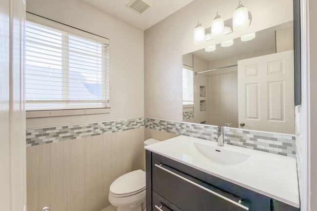 Building Photo - Comfortable 4 bed, 3 bath Family Home With...