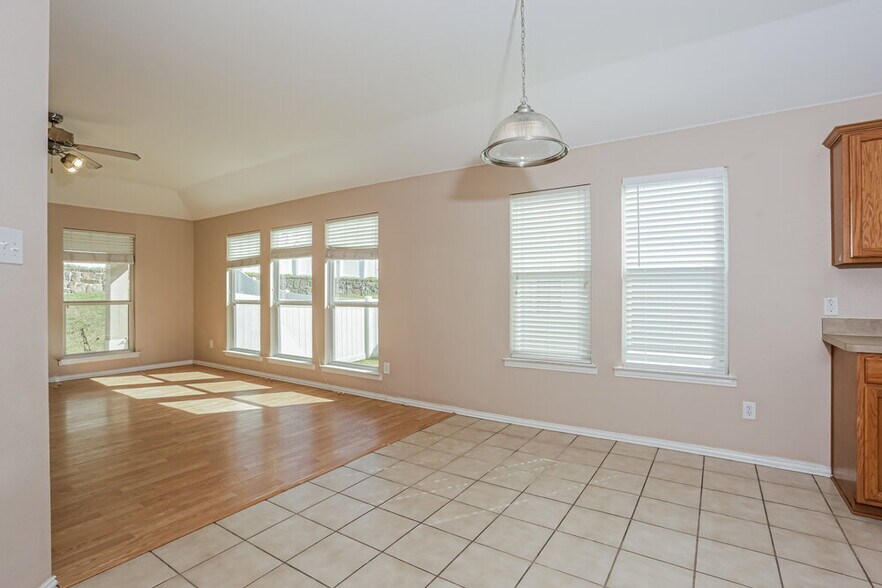 Building Photo - 317 Creekview Dr