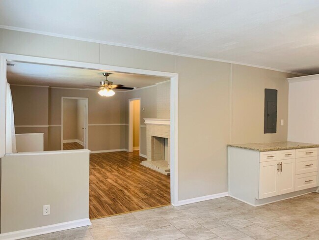 Building Photo - Wow! Grant Park Location! 3 bed, 2 bath, h...