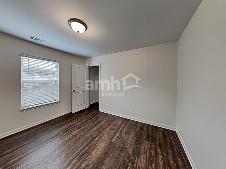 Building Photo - 136 Ivy Brook Dr