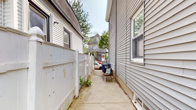 Building Photo - 34 Sargent Ave