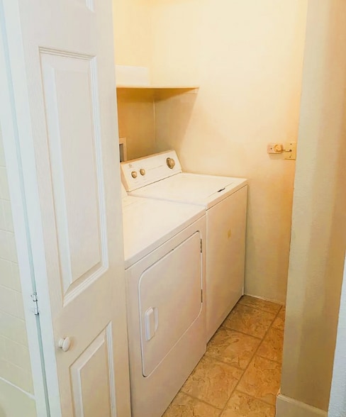 Building Photo - 8225 Fairmount Dr