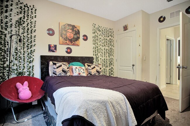 Building Photo - Discover this lovely 4-bedroom, 2-bath home in the sought-after Squires Grove community