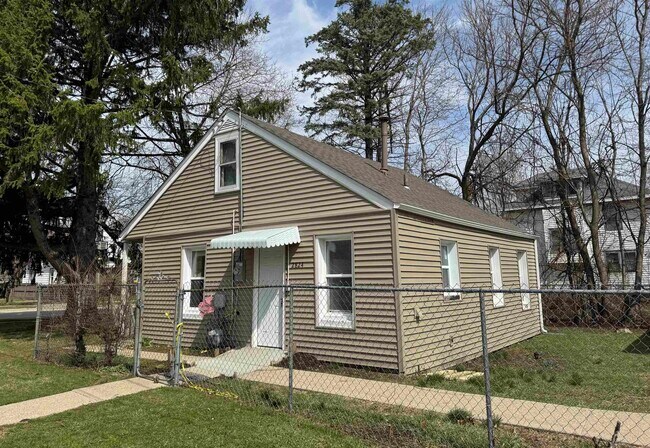 Building Photo - 2824 School St