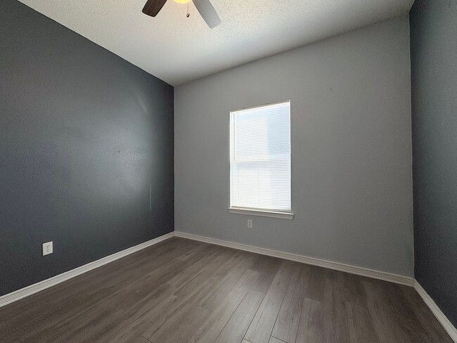 Building Photo - Gorgeous 5bed/3bath Refrig A/C with 2 Master Bedrooms!