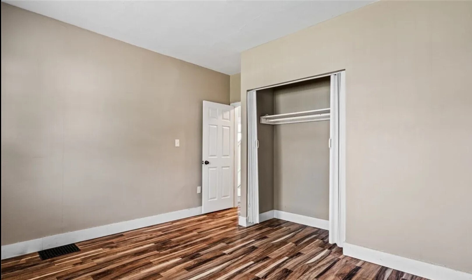 Building Photo - 900 E Stewart St