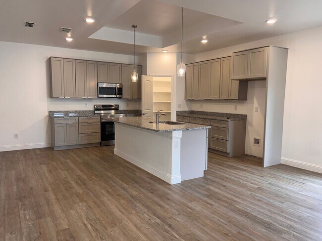 Building Photo - 3 Bedroom Rental Available July 9th in Fre...