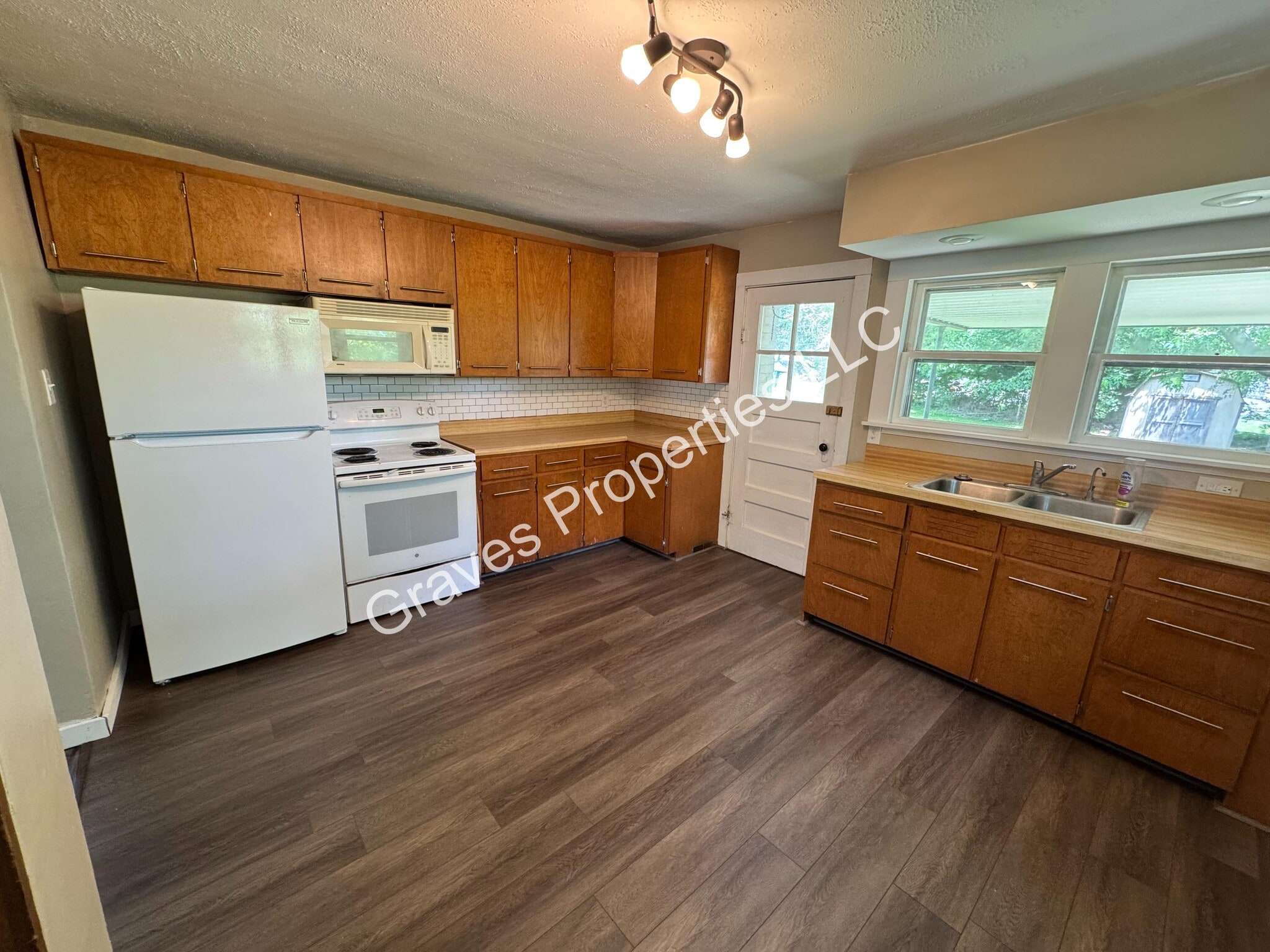 Kitchen - 515 Hillcrest Rd