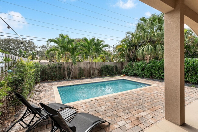 Building Photo - 826 SW 14th Ct