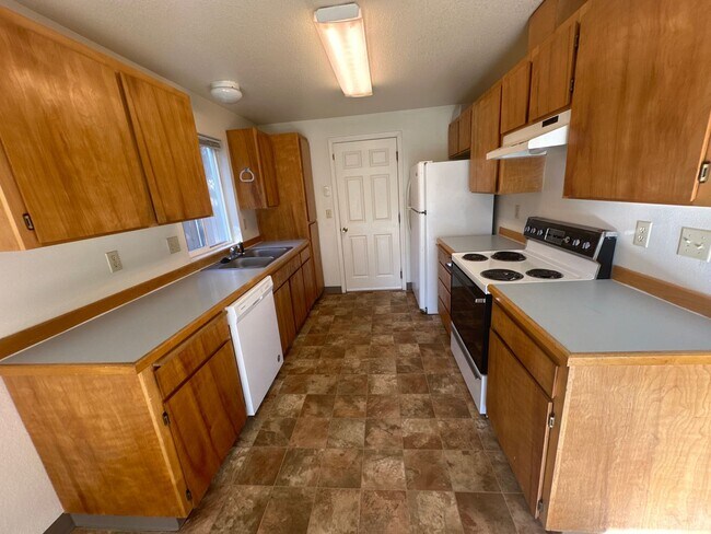 Building Photo - Quiet Eastside 3 Bdrm House, 2 Bath, All appliances in Kitchen, Attached Garage, Fenced Yard