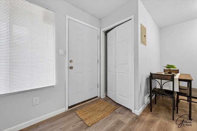 Building Photo - $995 - $1200 - Spacious 1 bedroom Apartments