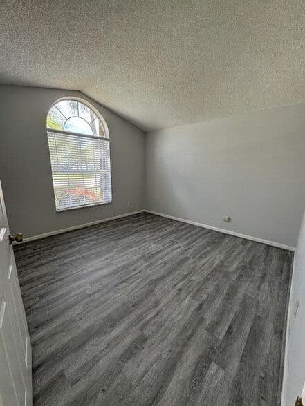 Building Photo - 1883 Oak Berry Cir