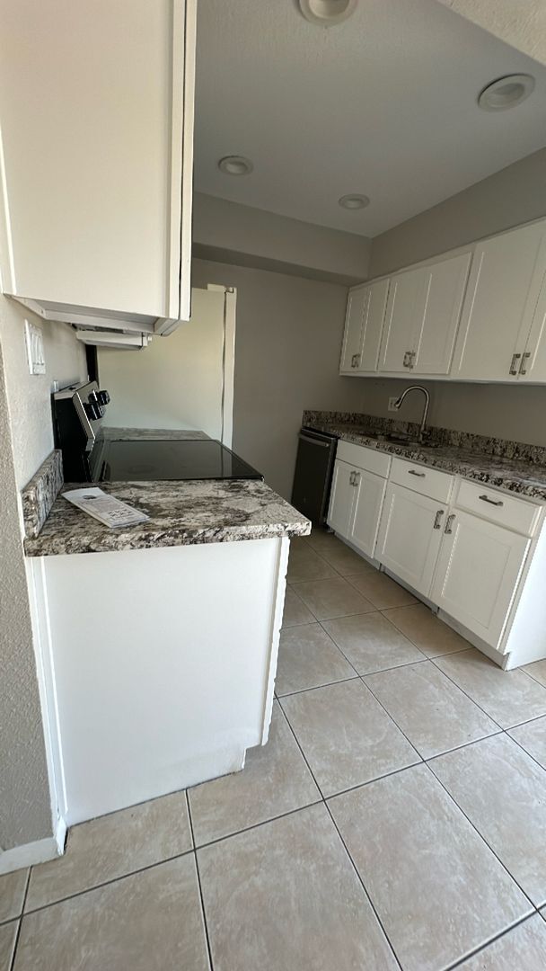 Building Photo - Updated 2 Bed/1 Bath Condo at 43rd Ave & I...
