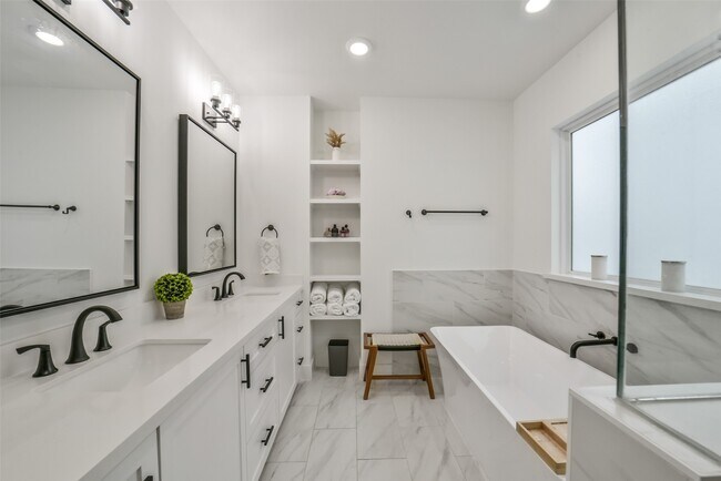 Building Photo - 718 W Donovan St