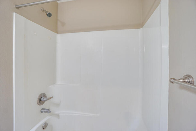 Building Photo - NEWER FOUR BEDROOM NEAR HAZEL DELL