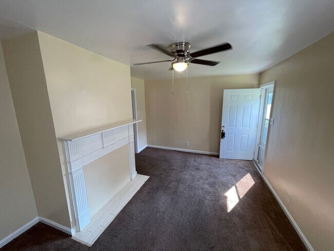 Building Photo - 2 Bedroom House - Section 8 Accepted