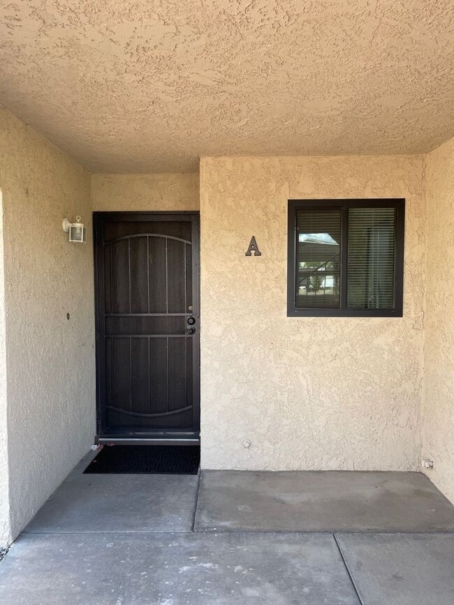 Building Photo - Move in ready condo, ground floor and includes utilities.