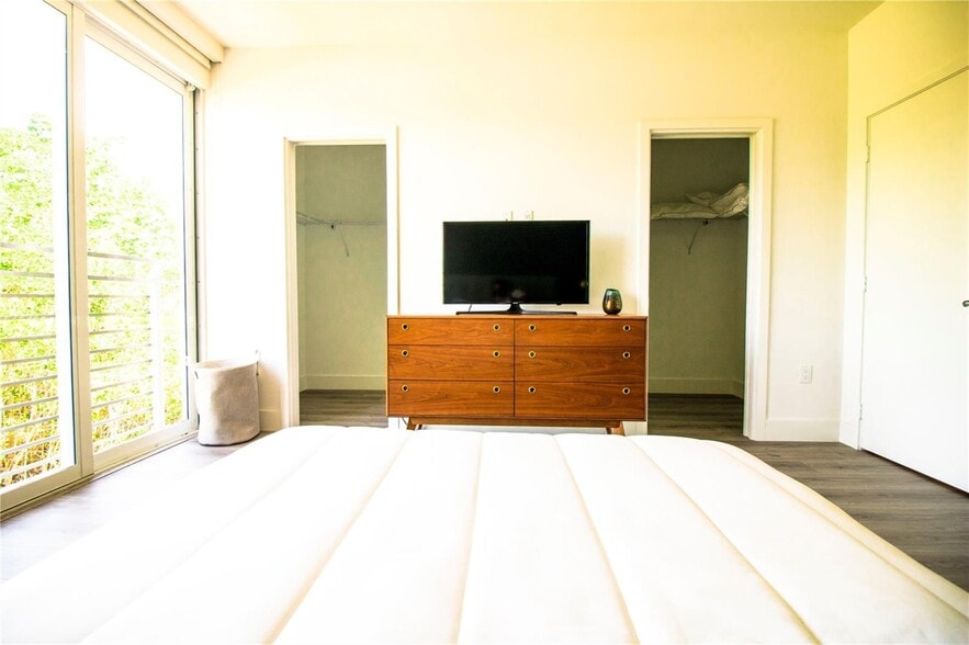 Building Photo - 2465 NE 135th St