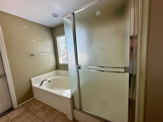 Building Photo - Large 3 bedroom home with loft and large b...
