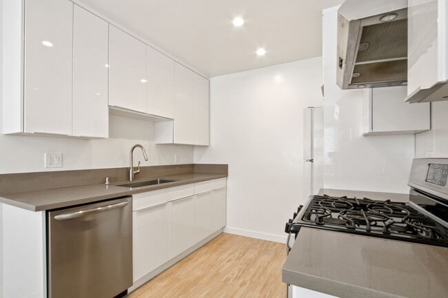 Building Photo - 1043 5th St - north of Wilshire and 5 blocks to the beach!