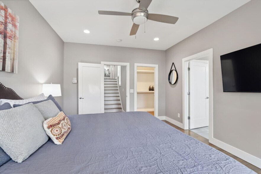 Building Photo - 425b 36th Ave N