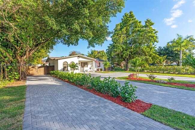 Building Photo - 1075 NE 12th Ave