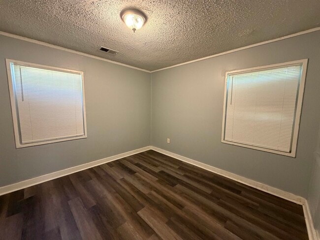 Building Photo - 1300 Robin Hood Ln