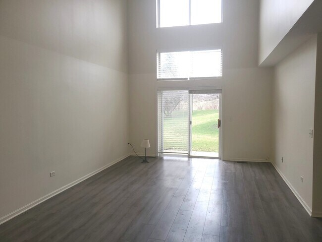 Building Photo - 923 Huntington Dr