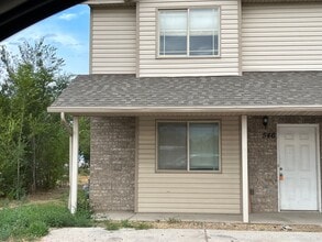 Building Photo - 3 Bed 2.5 Bath in Vernal!!