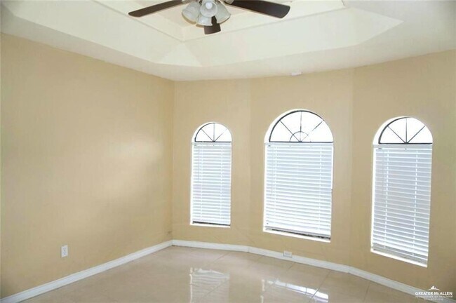 Building Photo - 531 Tulip Cir