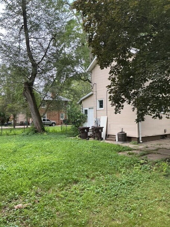 Building Photo - 5 bedroom / 2 bathroom House in Peoria