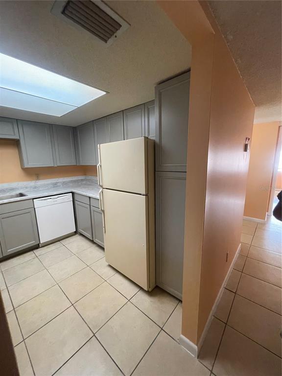Building Photo - 549 Fairways Dr