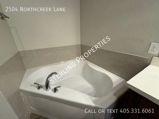 Building Photo - 2504 Northcreek Ln