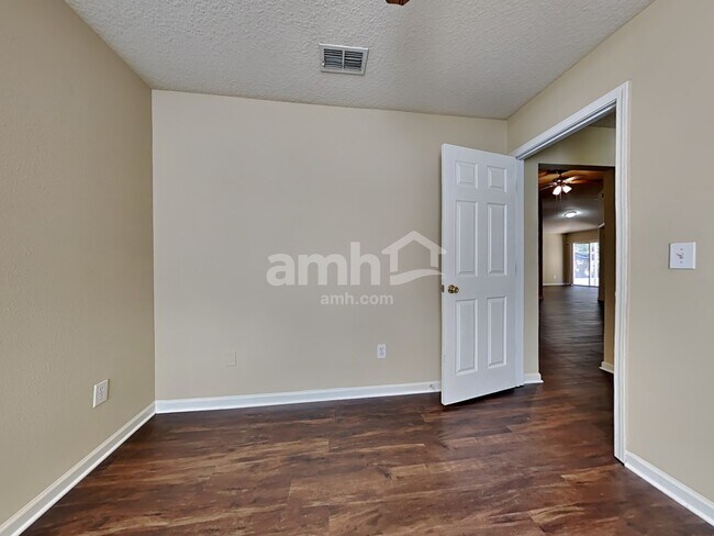 Building Photo - 12333 Anarania Dr