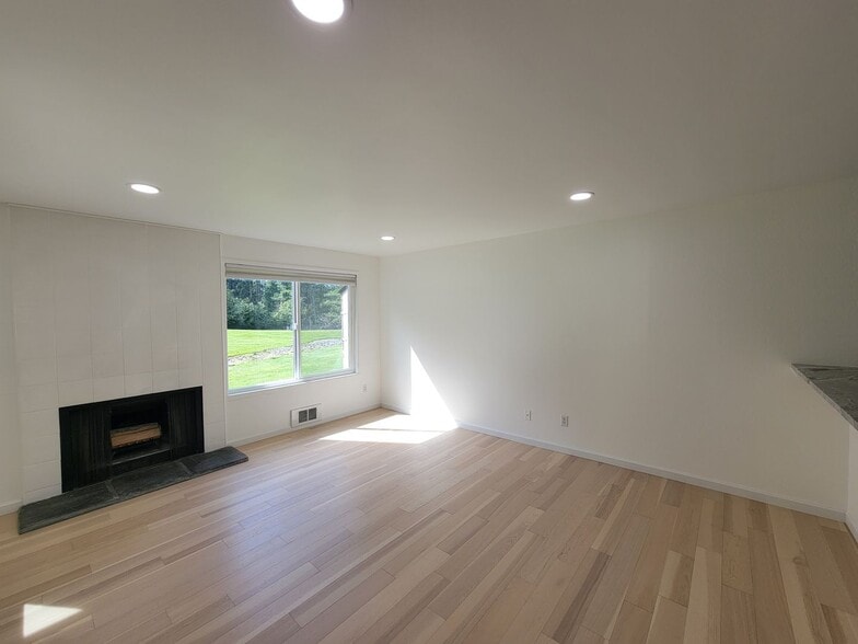 Building Photo - Remodeled Condo Near Microsoft