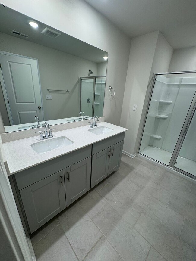 Building Photo - Beautiful 3BR 2.5 Townhouse w/ 2-Car Garage •  EV Plug • Quartz Island • End Unit in Charlotte