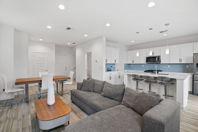 Building Photo - Beautiful Home by Lakeside