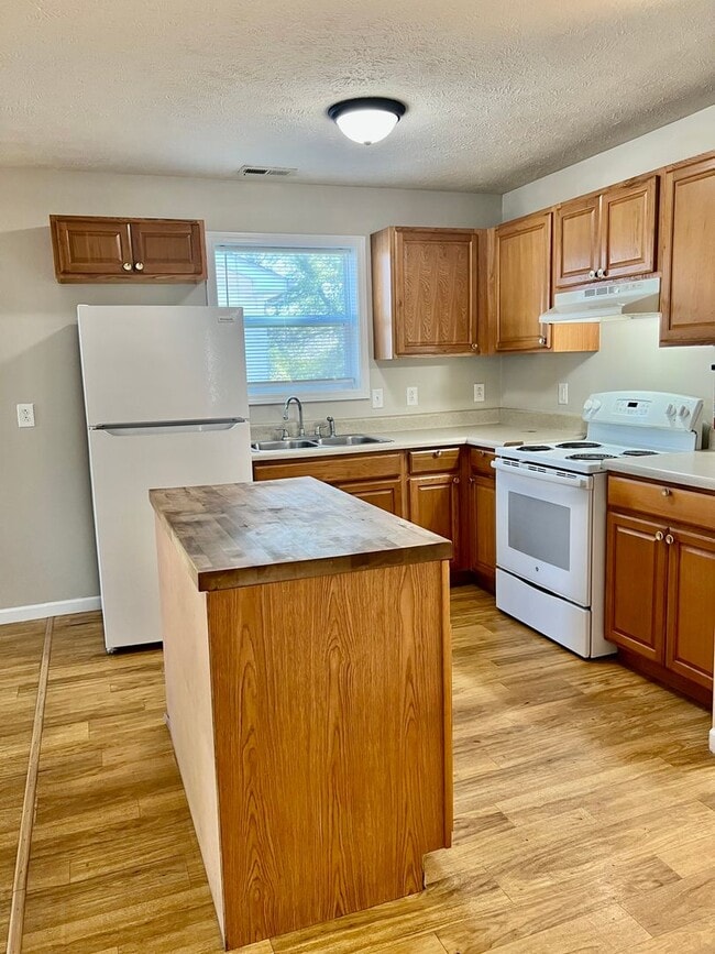 Building Photo - AVAILABLE NOW! 2 Bedroom Home on Main Street!