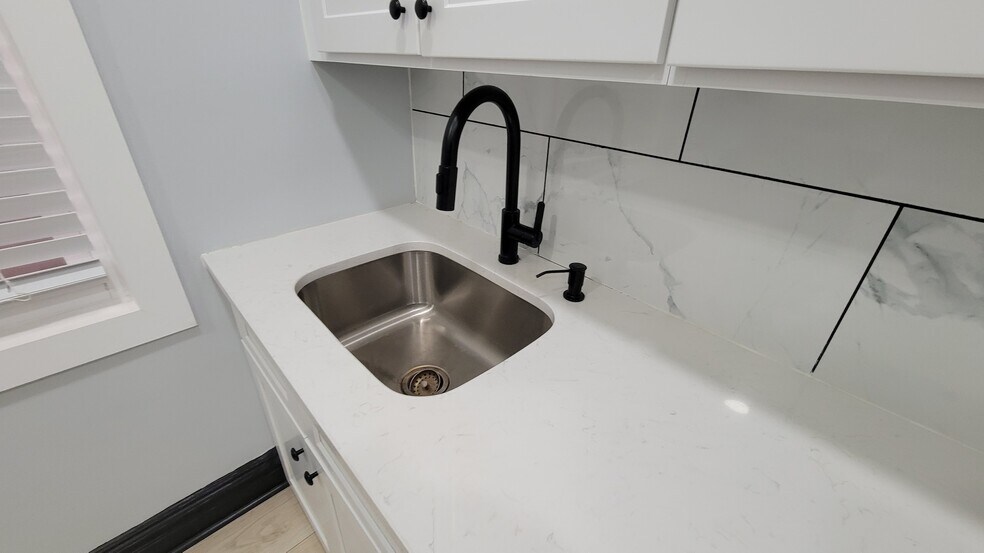 Building Photo - 58 62nd St