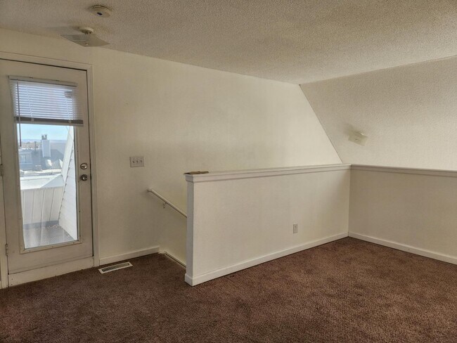 Building Photo - Cozy Split-level Condo with a Private Balcony!