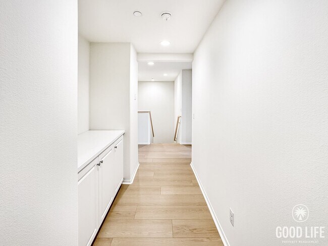 Building Photo - Beautiful 5Bd/3.5Ba Home in Cul-de-Sac in Riverside w/new Turf Back Yard and New Carpet!