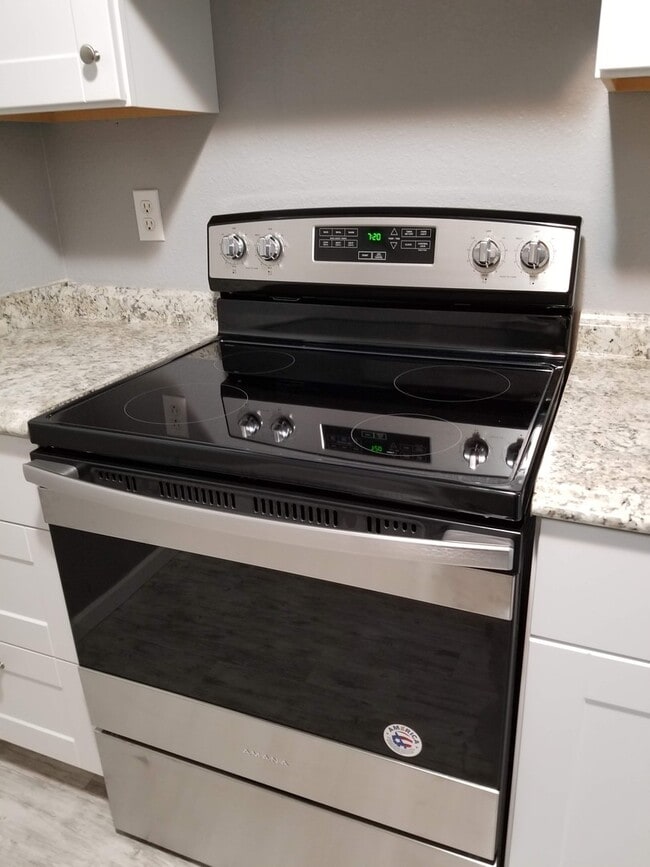 Building Photo - Remodeled ground floor 2 bed!