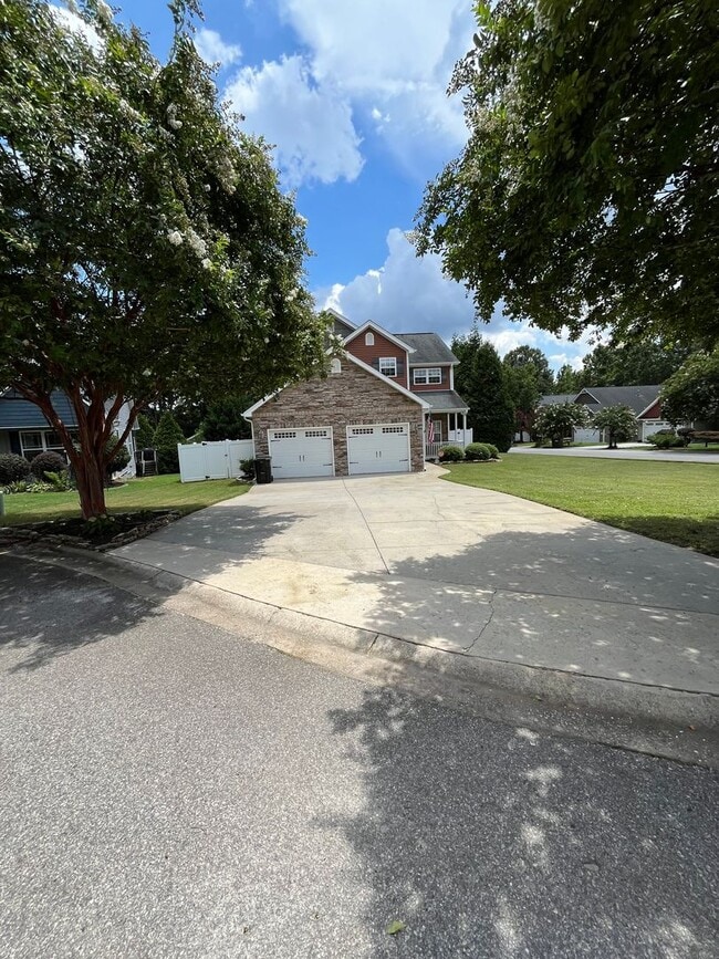 Building Photo - Stunning 3 Bed 3 Bath Home