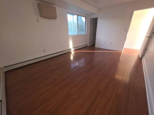 Building Photo - Bright 1 Bedroom Home - Poughkeepsie, NY