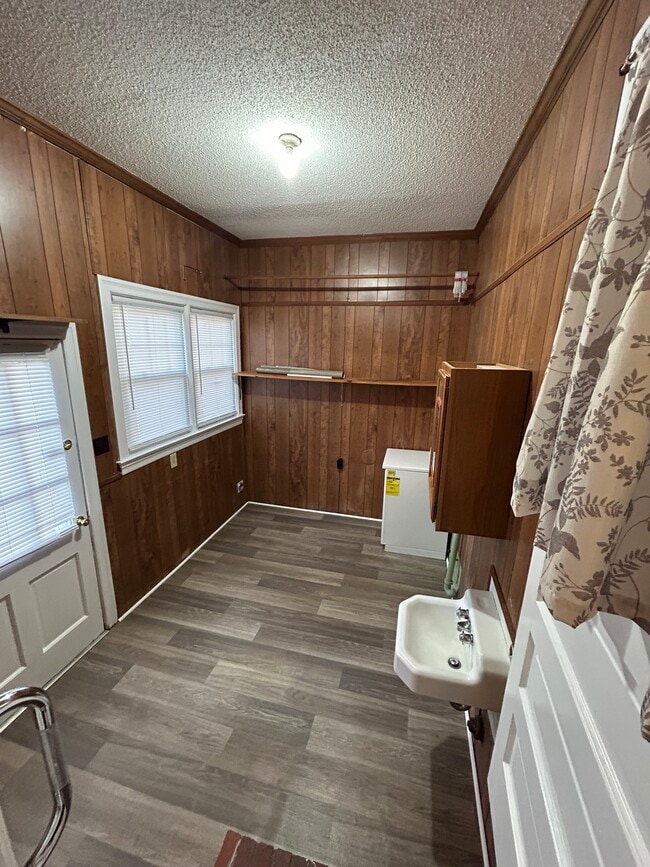 Building Photo - 209 Long Cir