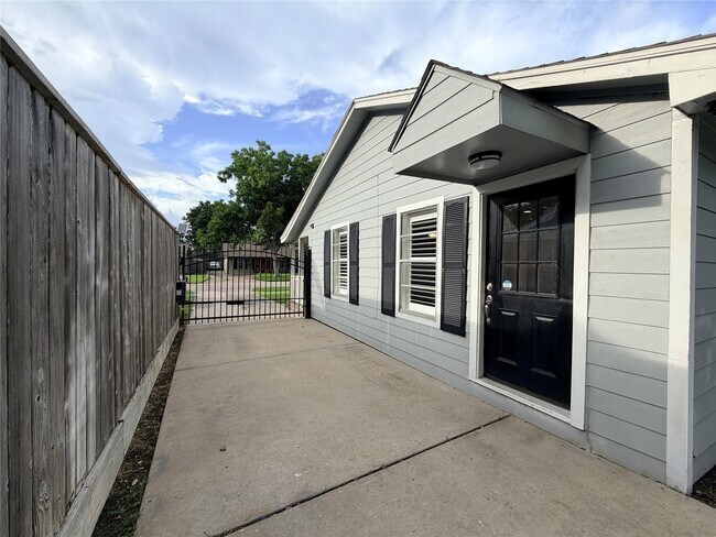 Building Photo - 1631 Chantilly Ln