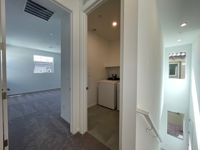 Building Photo - 3 BED 2.5 BATH 2 CAR GARAGE TOWNHOME FOR RENT IN CADENCE MASTER PLANNED COMMUNITY