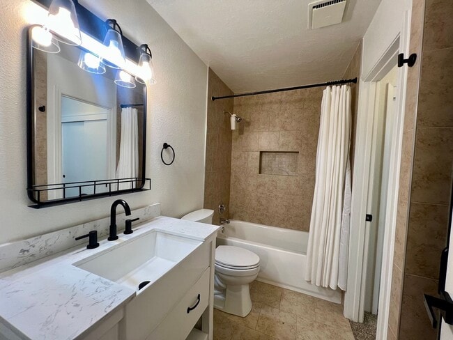 Building Photo - Great Townhome in the Pocket area close to everything!