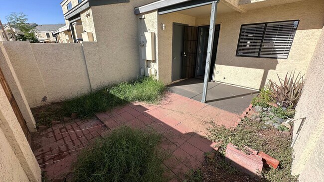 Building Photo - 2 bedroom townhome