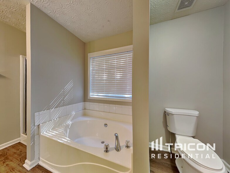 Building Photo - 648 Stonecrest Dr